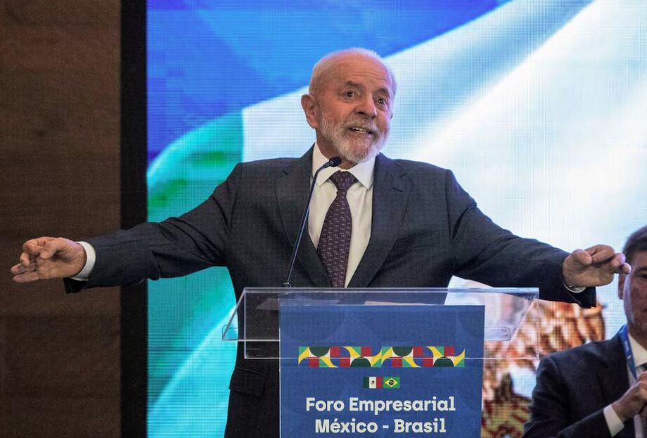 O presidente do Brasil, Luiz Inácio Lula da Silva, discursa em um evento sobre oportunidades de investimento na Cidade do México