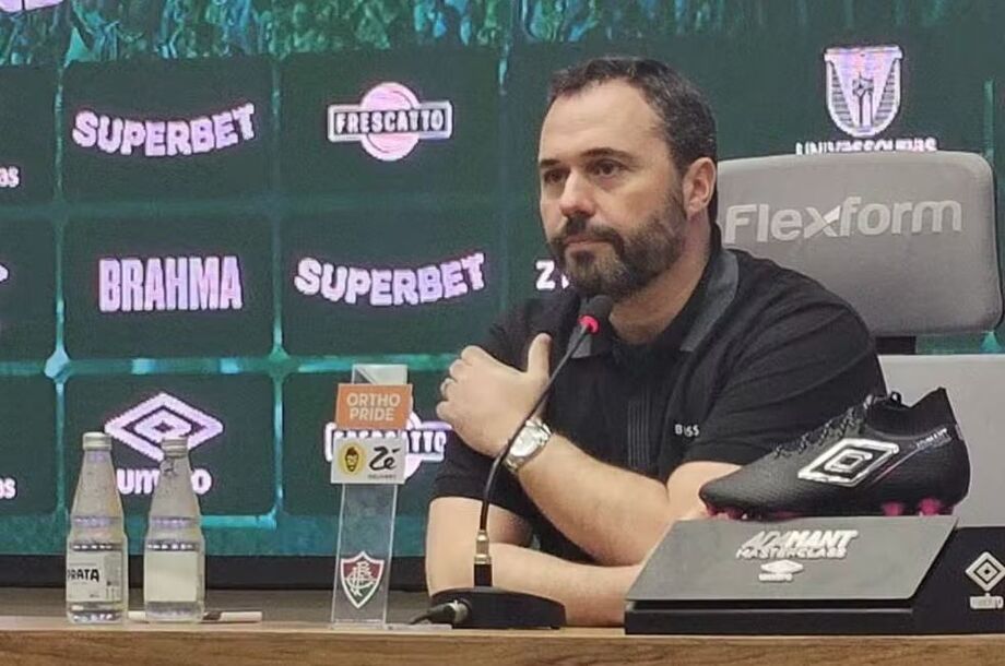 Presidente do Fluminense banca Mano Menezes após torcida ir ao CT protestar: 'Temos confiança'