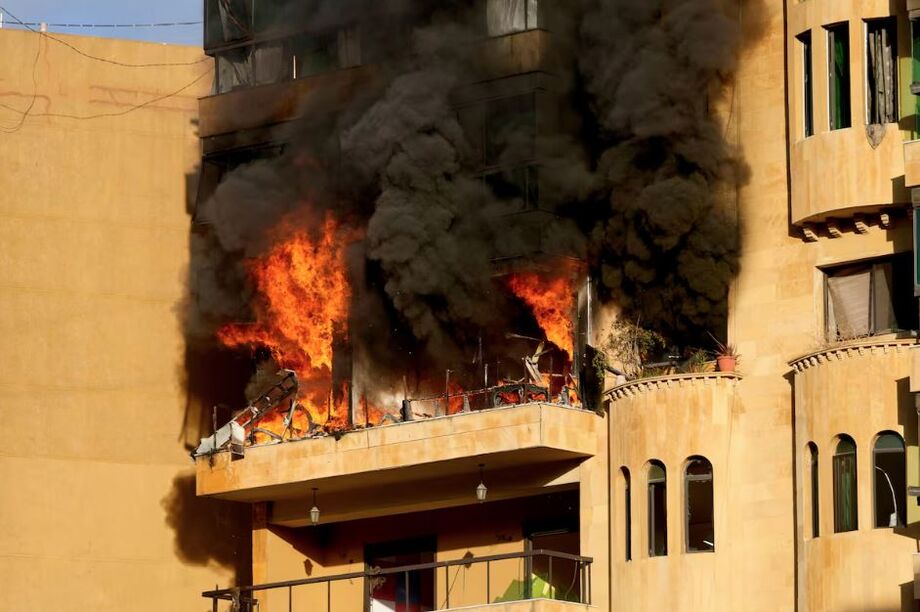 Apartamento pegou fogo após ataque israelense em Beirute