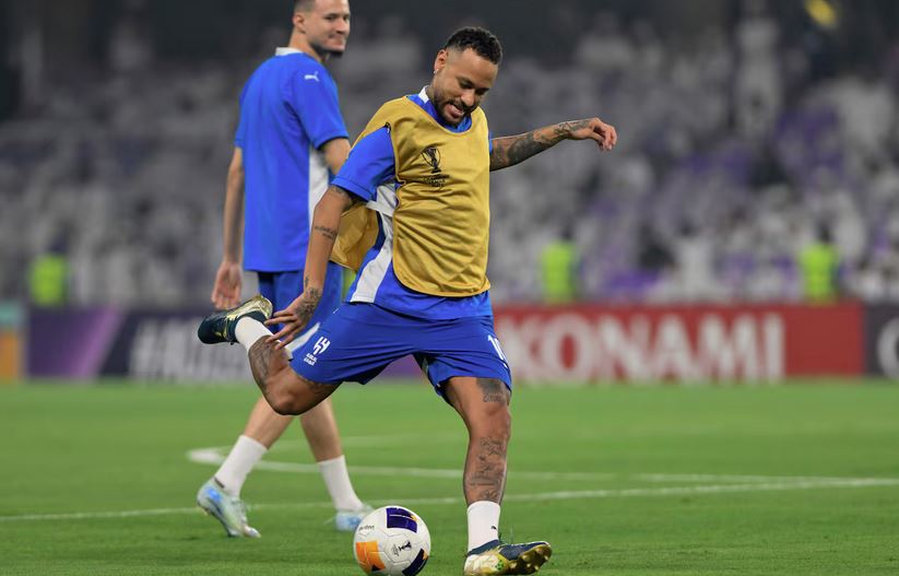 Neymar retorna ao futebol um ano após lesão sofrida em duelo com o Uruguai