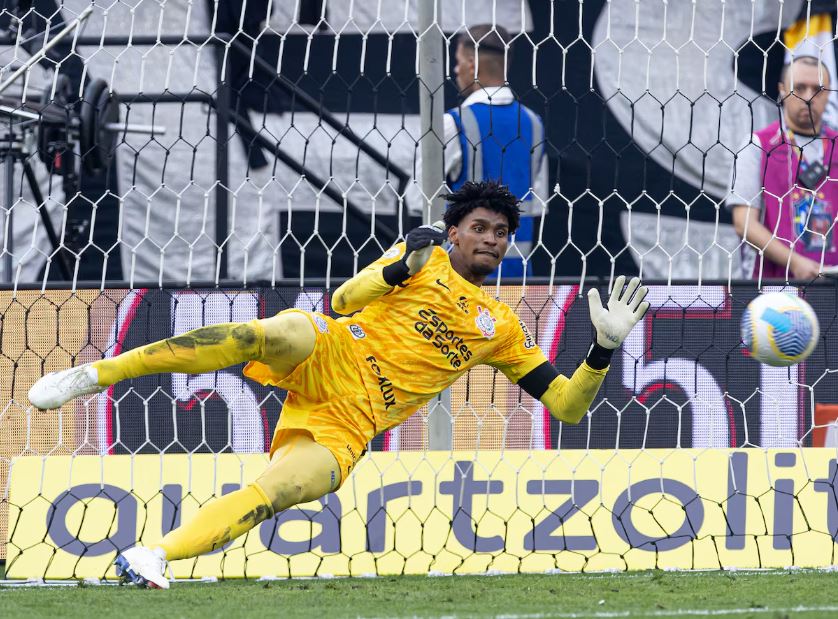 Hugo Souza chegou ao Corinthians em julho, substituindo o goleiro Cássio