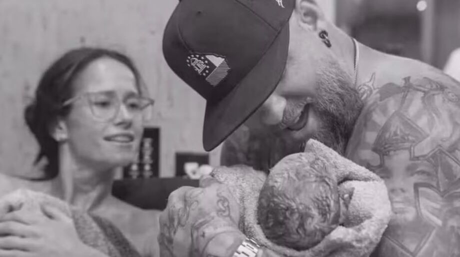 O músico Brantley Gilbert com a mulher, Amber, após o nascimento do filho deles