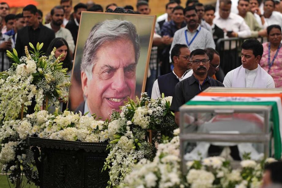 As pessoas prestam homenagem ao líder empresarial indiano Ratan Tata nos jardins do Centro Nacional de Artes Performáticas, em Mumbai, Índia, na quinta-feira, 10 de outubro de 2024