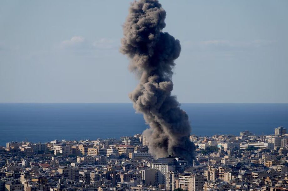 Coluna de fumaça após um ataque aéreo israelense em Dahiyeh, subúrbio de Beirute