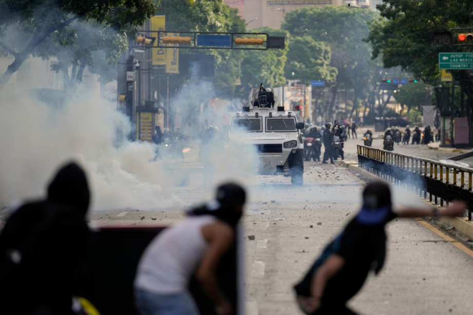 Manifestantes venezuelanos entram em confronto com a polícia em Caracas após a contestada vitória do ditador Nicolas Maduro nas eleições venezuelanas