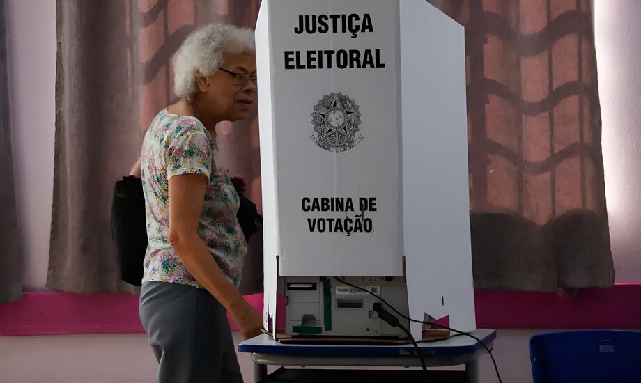 Maioria feminina em Campo Grande vai às urnas neste domingo para eleger a primeira prefeita da cidade, marcando um momento histórico na capital.