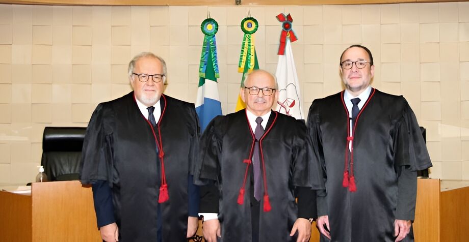 A presidência do Tribunal de Justiça de MS será conduzida pelo desembargador Sideni Soncini Pimental; o desembargador Vladimir Abreu da Silva assumirá a Vice-Presidência; e o desembargador Ruy Celso Barbosa Florence responderá pela Corregedoria-Geral