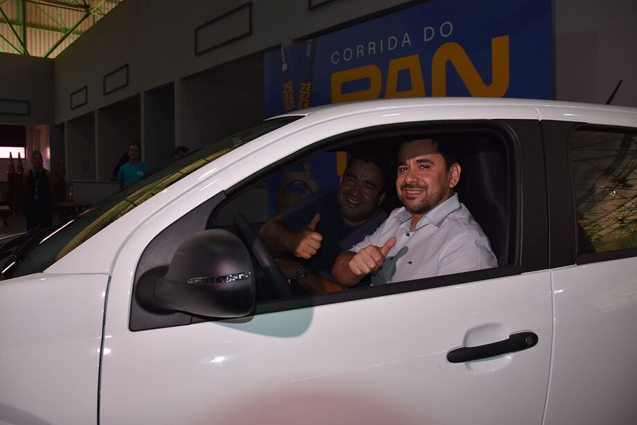 Rubens Gomes Ramos recebe o carro que ganhou na Corrida do Pantanal
