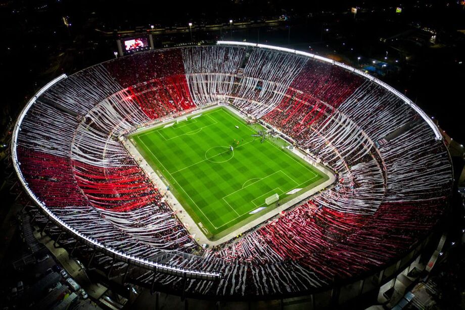 Onde a paixão pelo futebol argentino atinge o ápice: o imponente Monumental em noite de jogo.