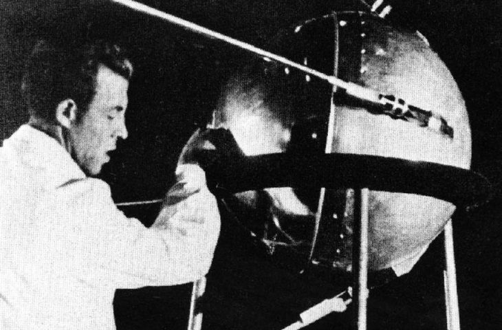 MIS e Cineclube A Boca exibem a comédia brasileira 'O Homem do Sputnik' nesta quinta