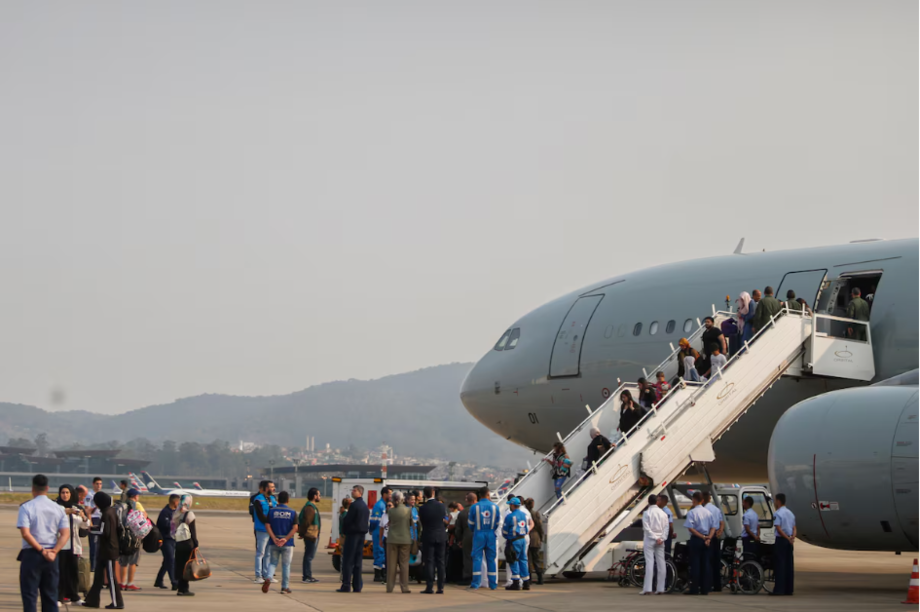 Segundo grupo de brasileiros que estavam no Líbano desembarcam do avião KC-30 da FAB, na Base Aérea de São Paulo. Passageiros receberam atendimento psicológico