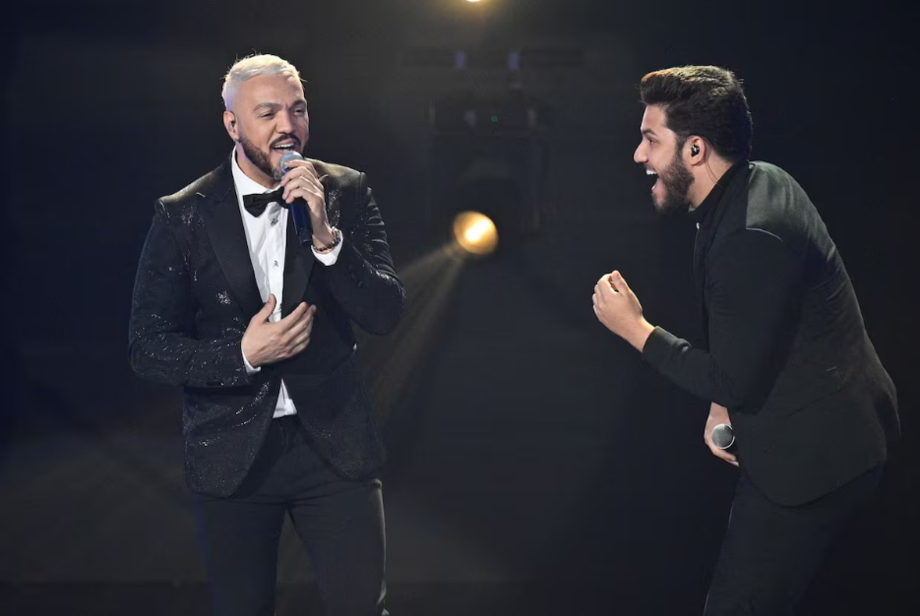 O cantor Belo e o vencedor do reality 'Estrela da Casa', Lucca, se apresentam no palco do UpFront, evento voltado para o mercado publicitário.