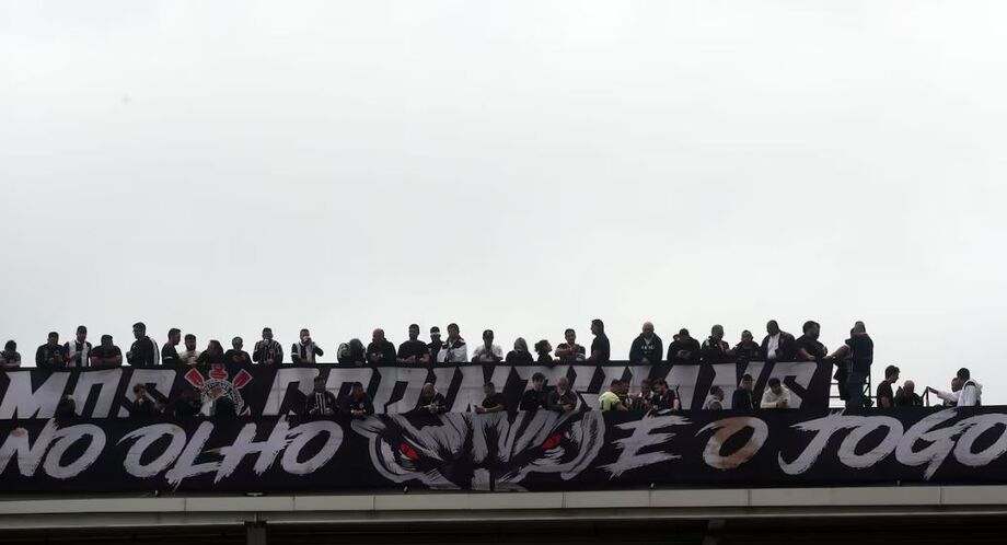Ônibus apedrejado e tentativa de invasão marcam pré jogo de Corinthians e Flamengo