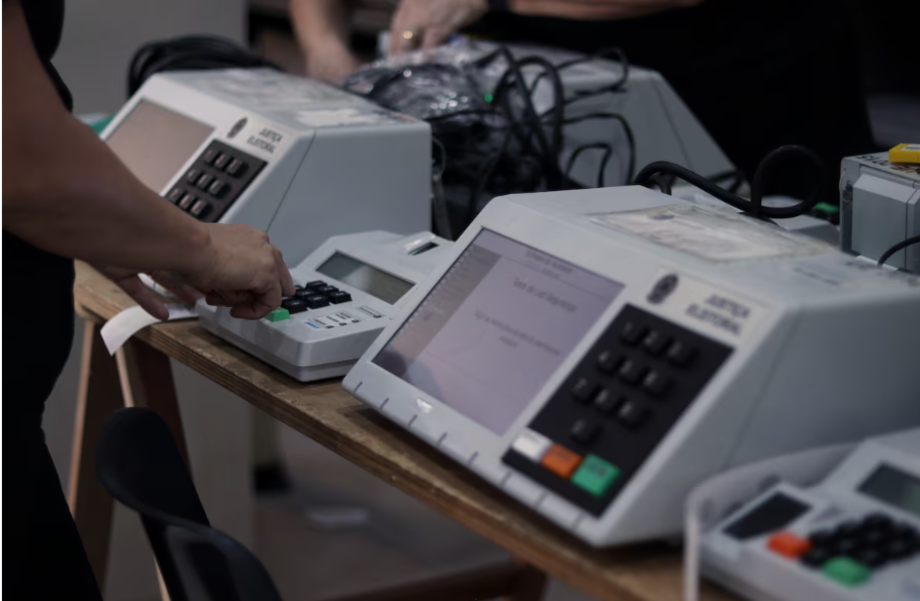 A poucos dias do primeiro turno das eleições municipais, as técnicas do TRE-SP preparam as últimas urnas eletrônicas da 326ª Zona Eleitoral de Ermelino Matarazzo, zona leste da cidade de São Paulo
