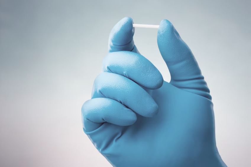 'Chip da beleza' tem o tamanho de um palito de fósforo e costuma ser implantado no abdômen ou nos glúteos