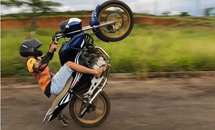 Prática de acrobacias em motos vira esporte em Campo Grande com regras de segurança