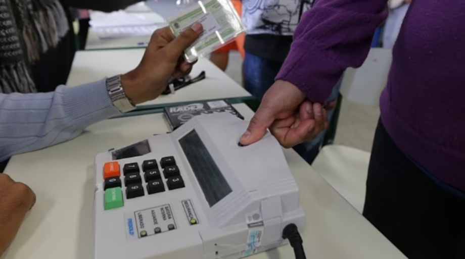 Como é a eleição se urna falhar ou se faltar luz? Voto é em papel? Entenda