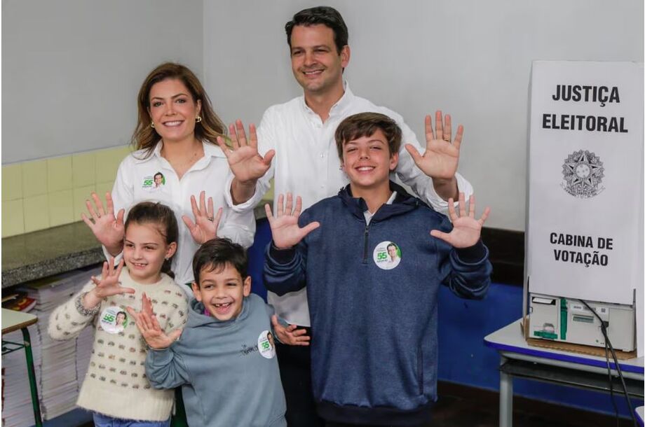 Eduardo Pimentel (PSD) durante voto Colégio Estadual Angelo Trevisan