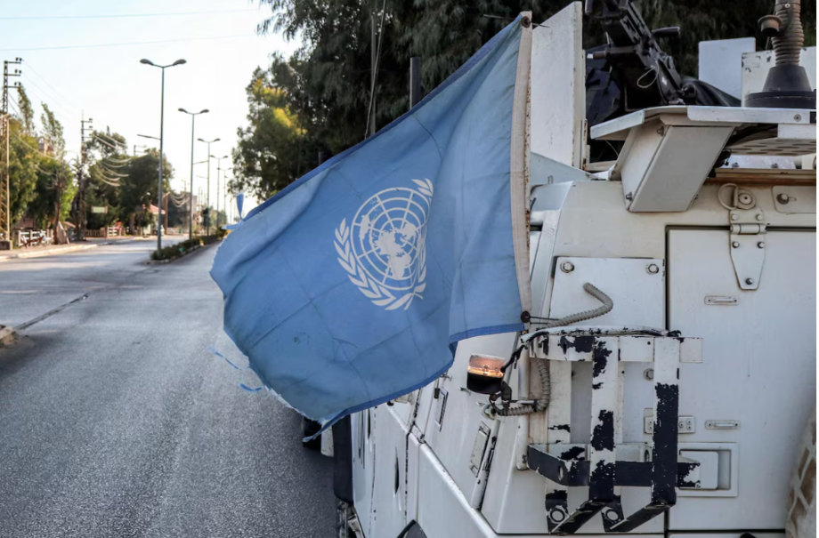 Bandeira da ONU na parte traseira de um dos veículos blindados da Força Interina da ONU no Líbano (UNIFIL) durante patrulha no sul do Líbano.