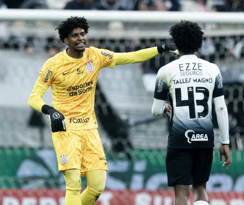 Corinthians já pagou três multas ao Flamengo por utilizar o goleiro Hugo Souza neste ano