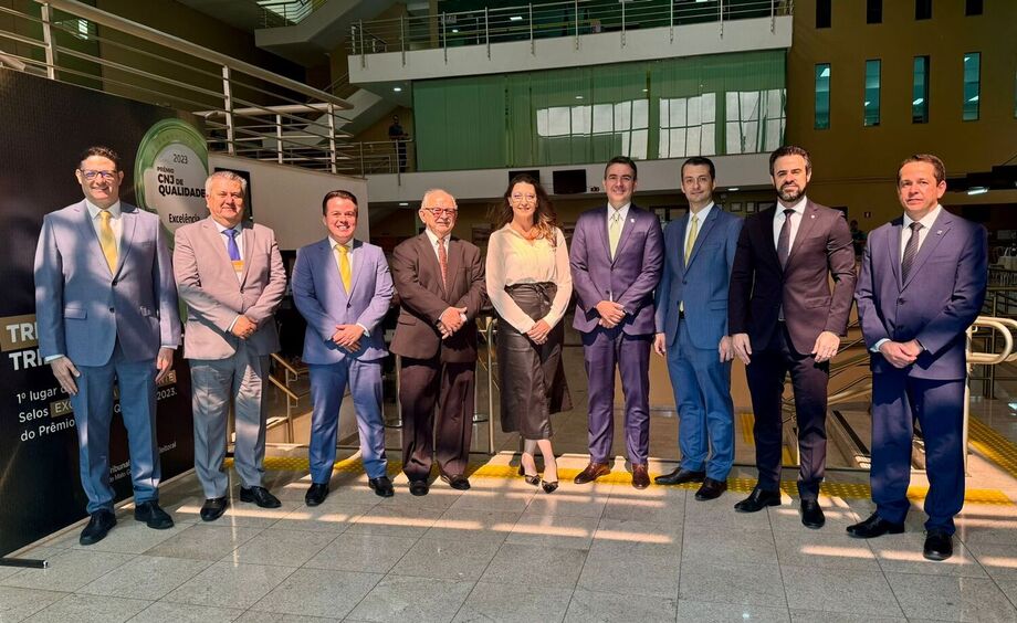 Equipe do MPMS e TRE-MS reunidos durante o processo de auditoria das urnas eletrônicas, reafirmando o compromisso com a integridade das eleições em Mato Grosso do Sul.