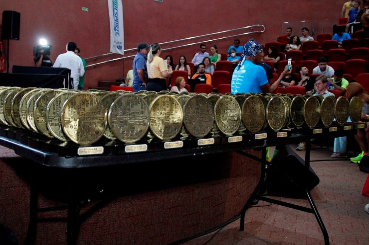 Troféus prontos para homenagear os vencedores da 2ª Corrida dos Poderes, reconhecendo o esforço de atletas de todas as idades.