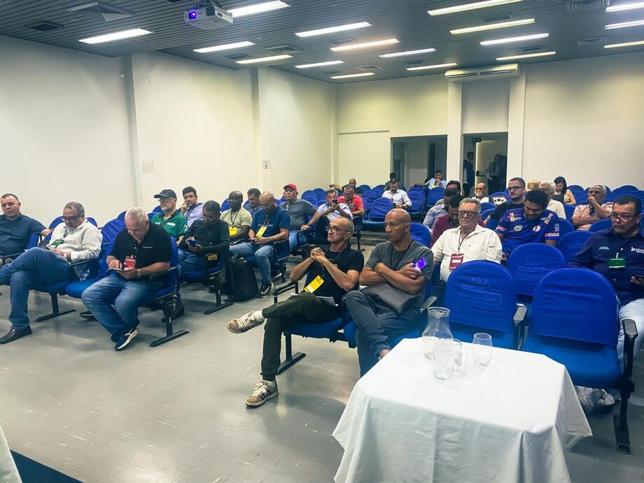 Associados na Assembleia Geral Extraordinária nesta segunda-feira (14), em Campo Grande
