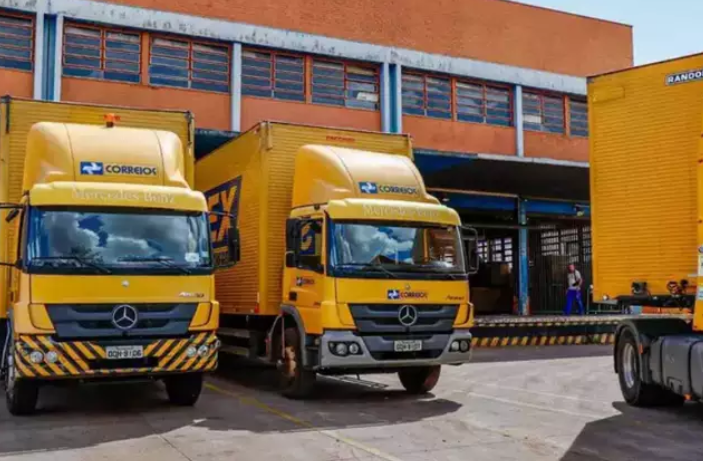 Caminhões dos Correios estacionados em centro de distribuição. A empresa, que oferece serviços em todo o Brasil, encerra hoje as inscrições para seu concurso público nacional, atraindo mais de 1,2 milhão de candidatos para diversas vagas