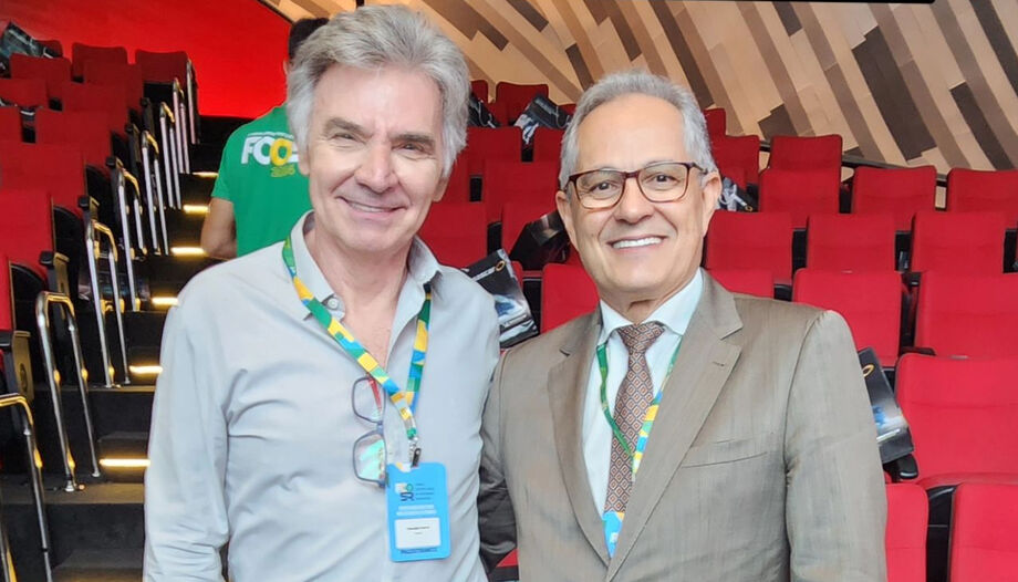 Cláudio Cavol, do SETLOG MS, e Paulo Afonso Lustosa, da Fenatac, trocam ideias sobre melhorias no transporte de cargas no Brasil.