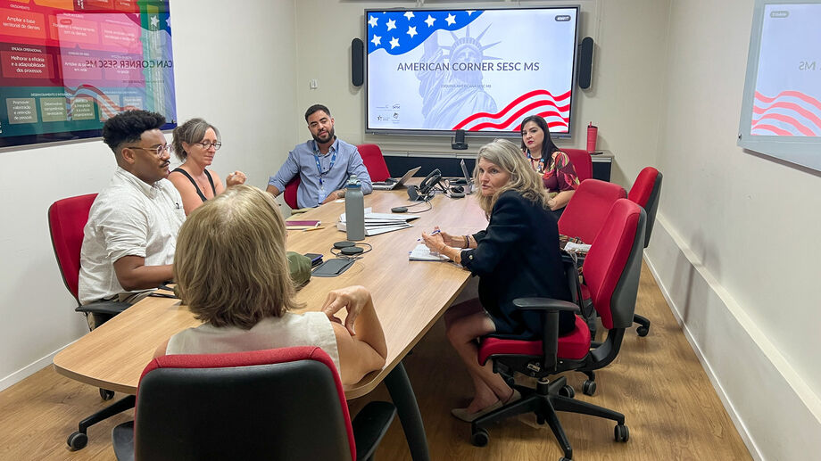 O Sesc MS recebeu representantes da Embaixada e Consulados dos Estados Unidos no Brasil para oficializar a renovação da Esquina Americana (American Corner)