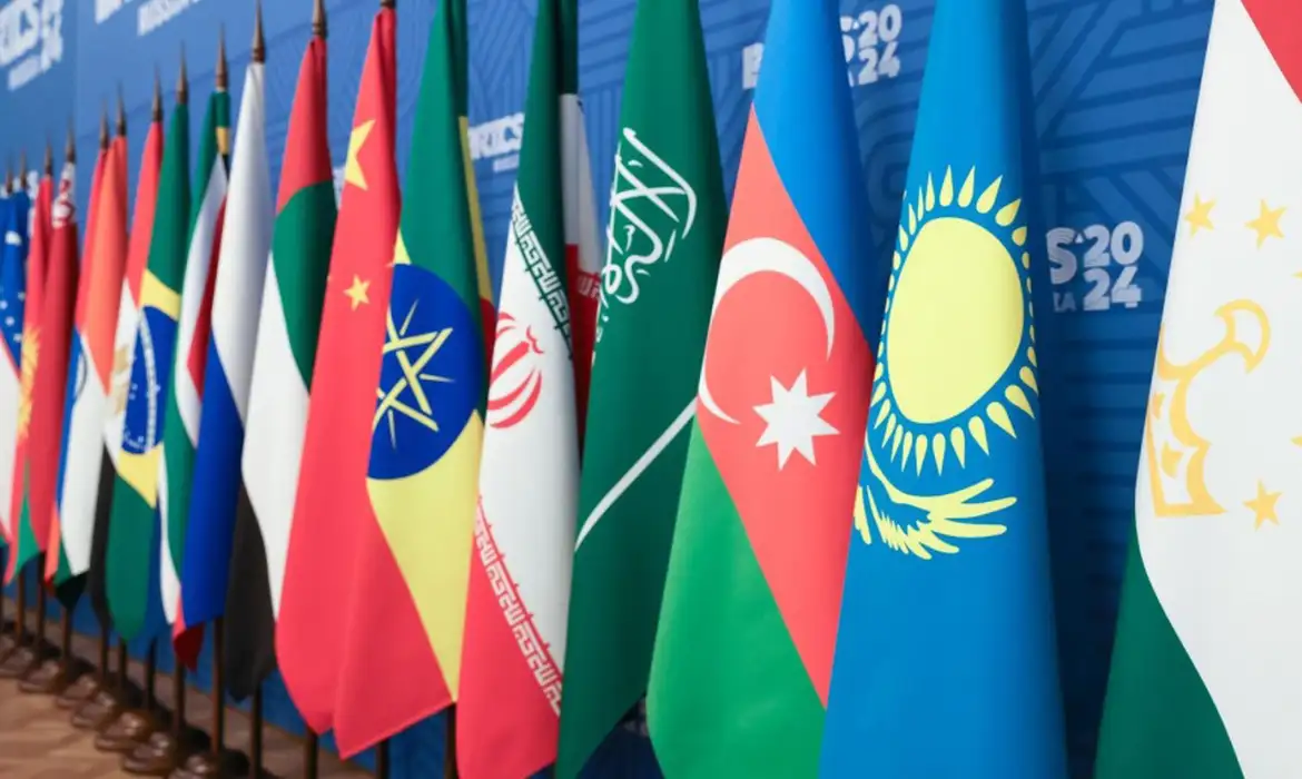Cúpula do Brics na Rússia mira alternativa ao dólar e ao FMI.