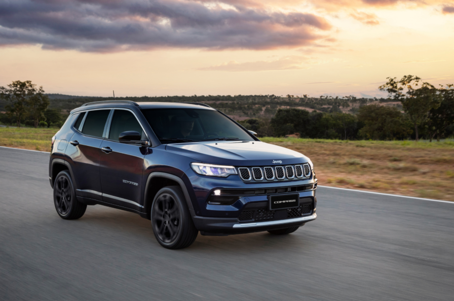 A versatilidade do Jeep Compass Sport - Seja no asfalto ou na terra, o Compass Sport oferece tração e conforto em qualquer situação.