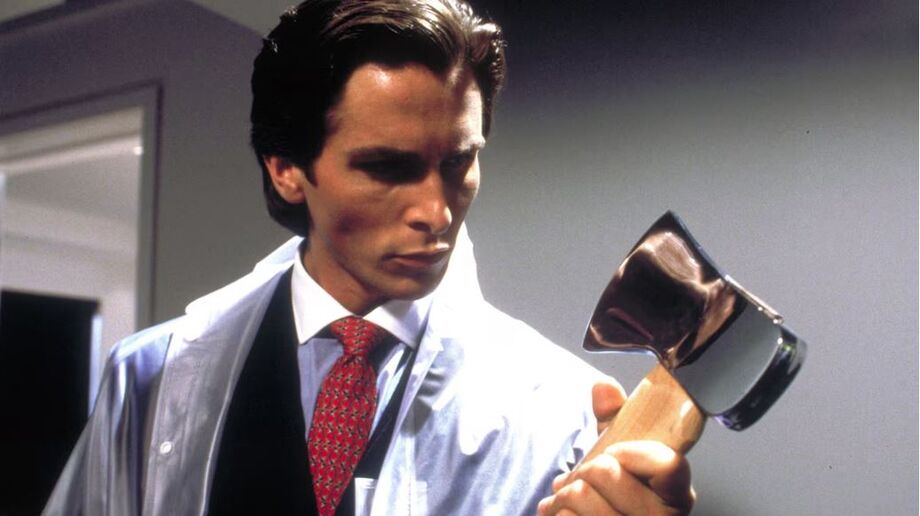 Christian Bale estrelou 'Psicopata Americano' (2000), adaptação do livro homônimo, que ganhará versão renovada nas mãos do diretor Luca Guadagnino.