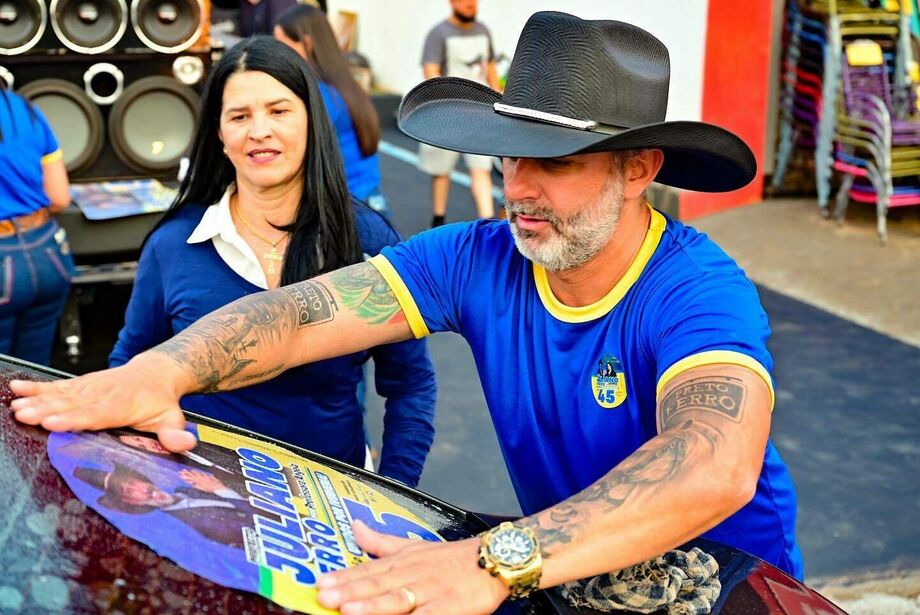 Prefeito Juliano Ferro adesivando carro ao lado da vice.