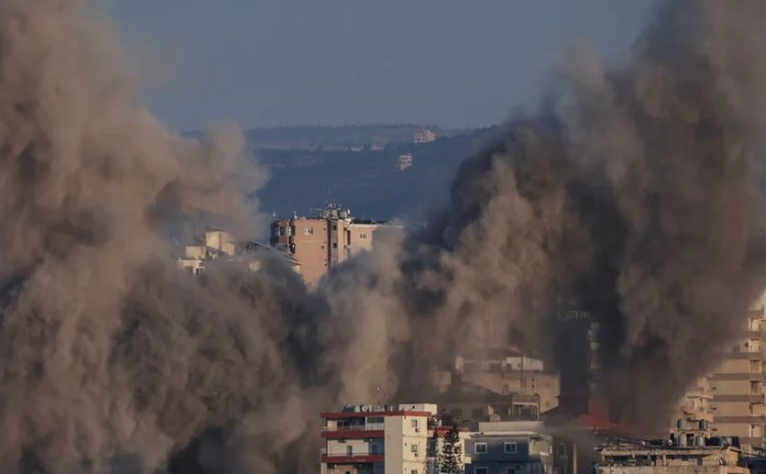 Israel intensifica ofensiva em Gaza e no Líbano; Macron pede cessar-fogo