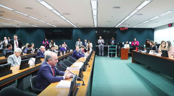 CCJ da Câmara aprova projeto que proíbe decisões individuais no STF