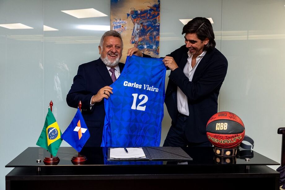 Presidente da LNB, Rodrigo Franco Montoro, presenteia o presidente da CAIXA, Carlos Antônio Vieira Fernandes, com uma camisa personalizada