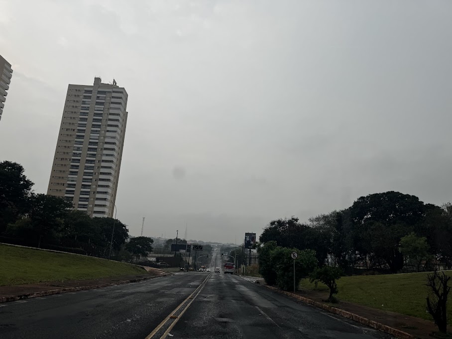 Céu encoberto por névoa e ruas molhadas após a chuva que atingiu Campo Grande
