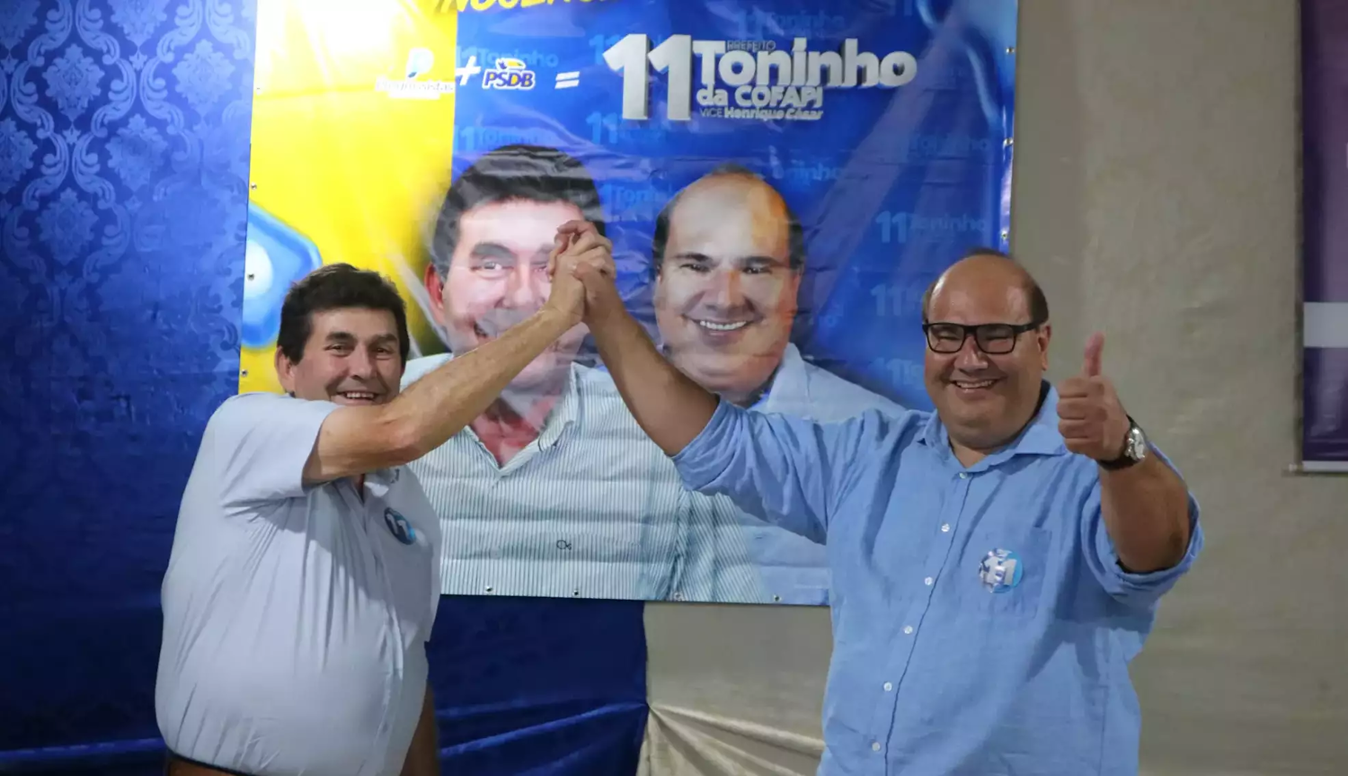 Toninho da Cofapi (à esquerda), reeleito prefeito de Inocência, celebra a vitória ao lado de seu vice-prefeito, Henrique César Liria Alves, após conquistar 70,27% dos votos nas eleições municipais de 2024.