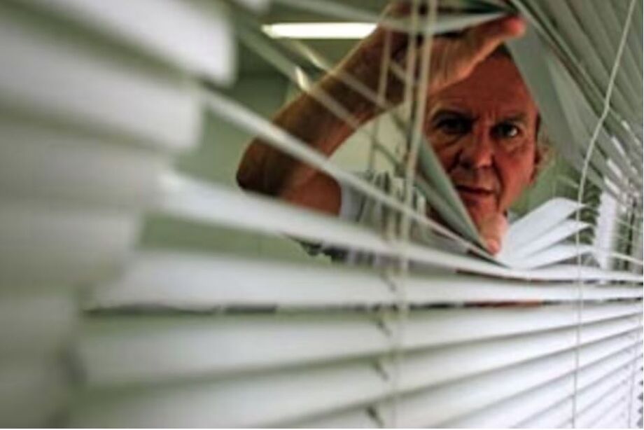 O publicitário Washington Olivetto posa para foto em sua agência de propaganda W/Brasil, em outubro de 2006.