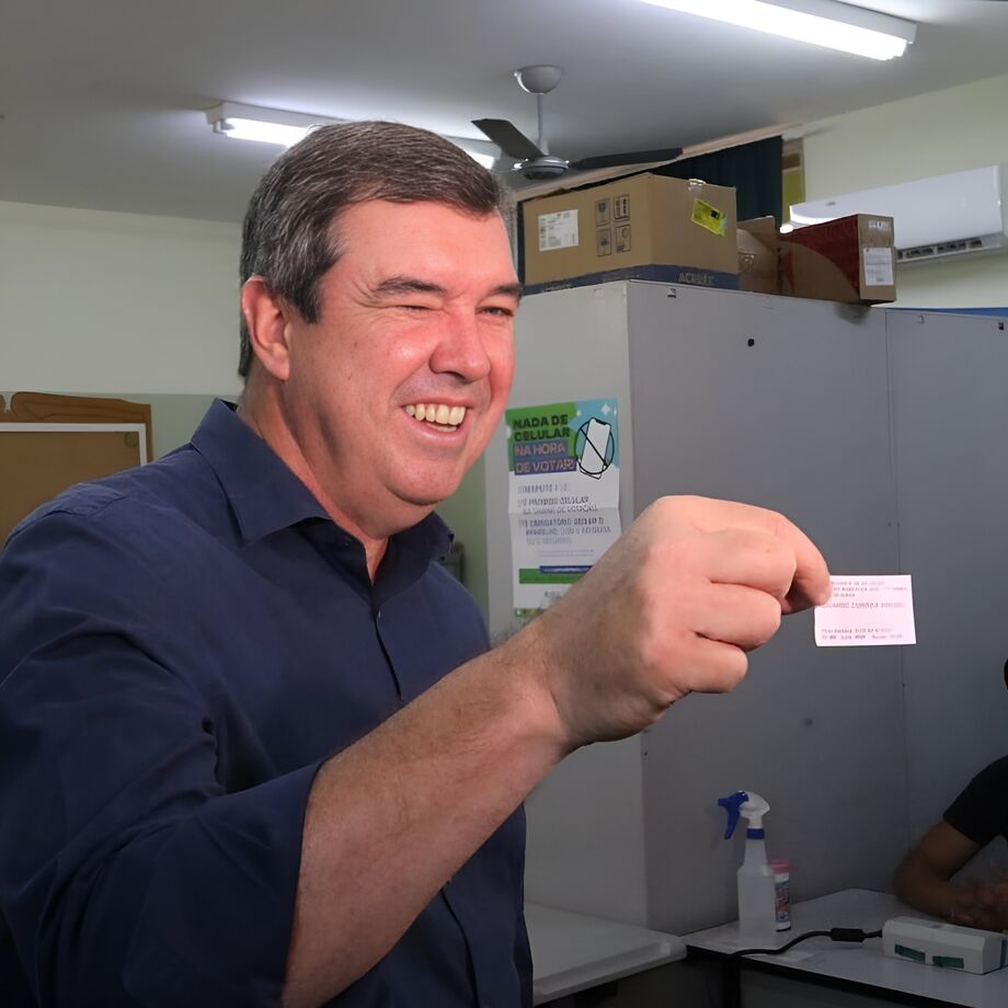 O governador Eduardo Riedel exibe seu comprovante de votação, ressaltando a importância da participação democrática nas urnas.