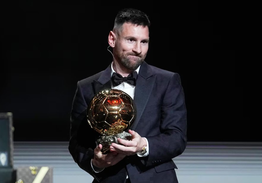 Messi é o atual detentor da Bola de Ouro, pelos seus feitos na seleção argentina, Paris Saint-Germain e Inter Miami em 2023