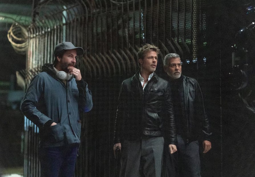 O diretor Jon Watts ao lado de Brad Pitt e George Clooney nas filmagens de Lobos, novo recorde de audiência da Apple TV+