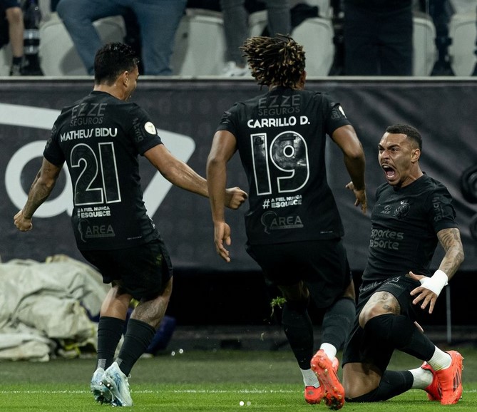 Corinthians buscou a goleada no segundo tempo contra o Athletico-PR após terminar a primeira etapa em 2x2