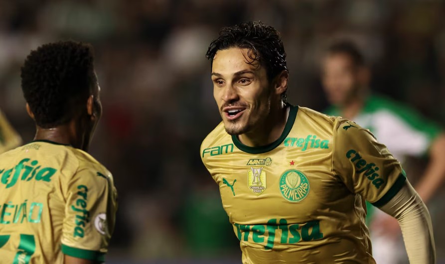 Raphael Veiga comemora com Estêvão um de seus gols sobre o Juventude