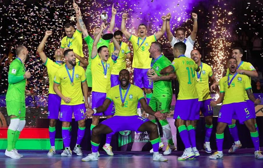 Elenco da seleção brasileira de futsal festeja título da Copa do Mundo de 2024