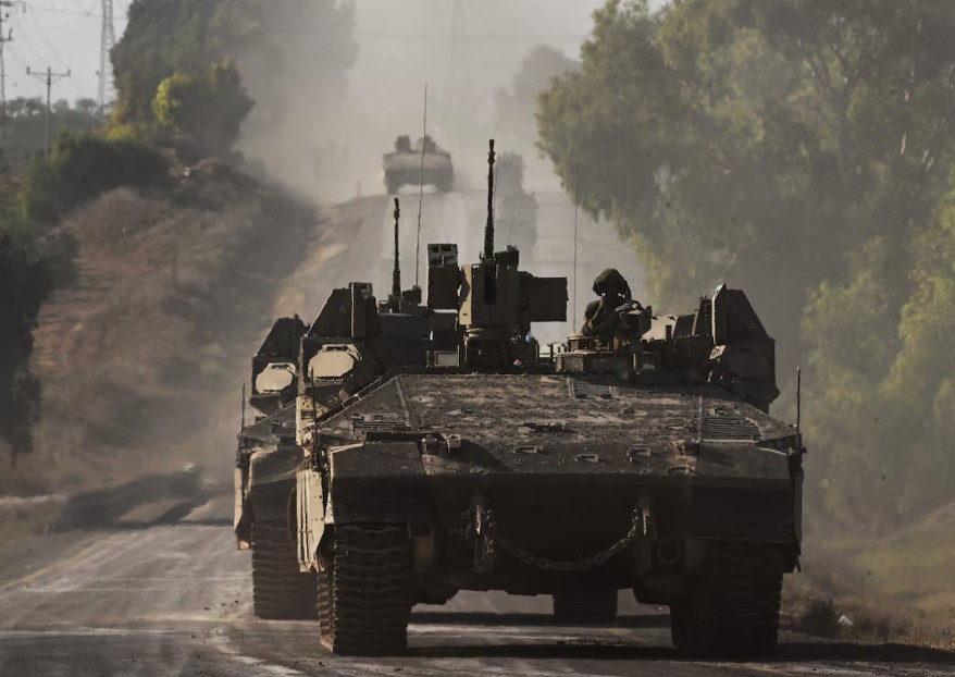 Veículos blindados do exército israelense avançam em direção à fronteira com a Faixa de Gaza em outubro de 2023
