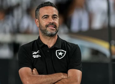 Artur Jorge se encanta com Botafogo e diz que 'está a um passo de marco histórico'
