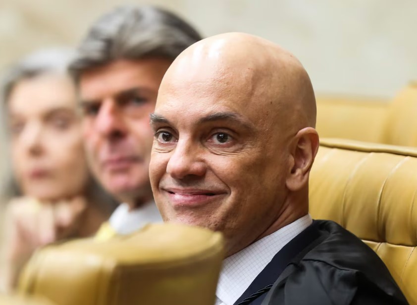 Ministro Alexandre de Moraes, do STF, determinou o retorno das atividades do X no Brasil na terça-feira, 8