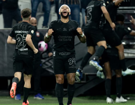 Memphis Depay tem contrato com o Corinthians até julho de 2026